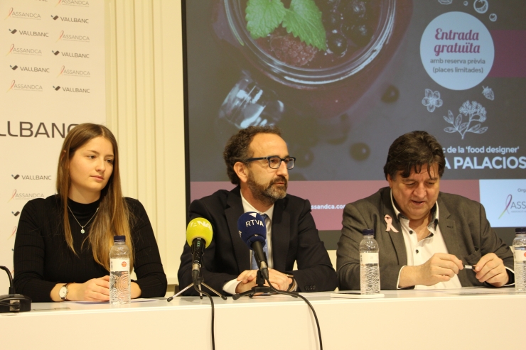 La 'food designer' Lorena Palacios, el director general de Negoci de Vall Banc Gerard Albà, i el president d'Assandca Josep Saravia, durant la presentació del taller 'La paella pel mànec'.
